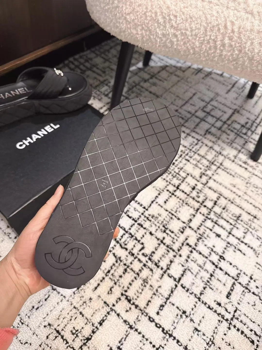👟👟Ex-factory price 502👟👟 High version Chanel new color thick-soled slippers, easy to wear and versatile, must-have high-end tool shoes in summer, upper lambskin & customized denim, lining calfskin, original outsole Size: 35-39 (customized for 40, non-refundable)